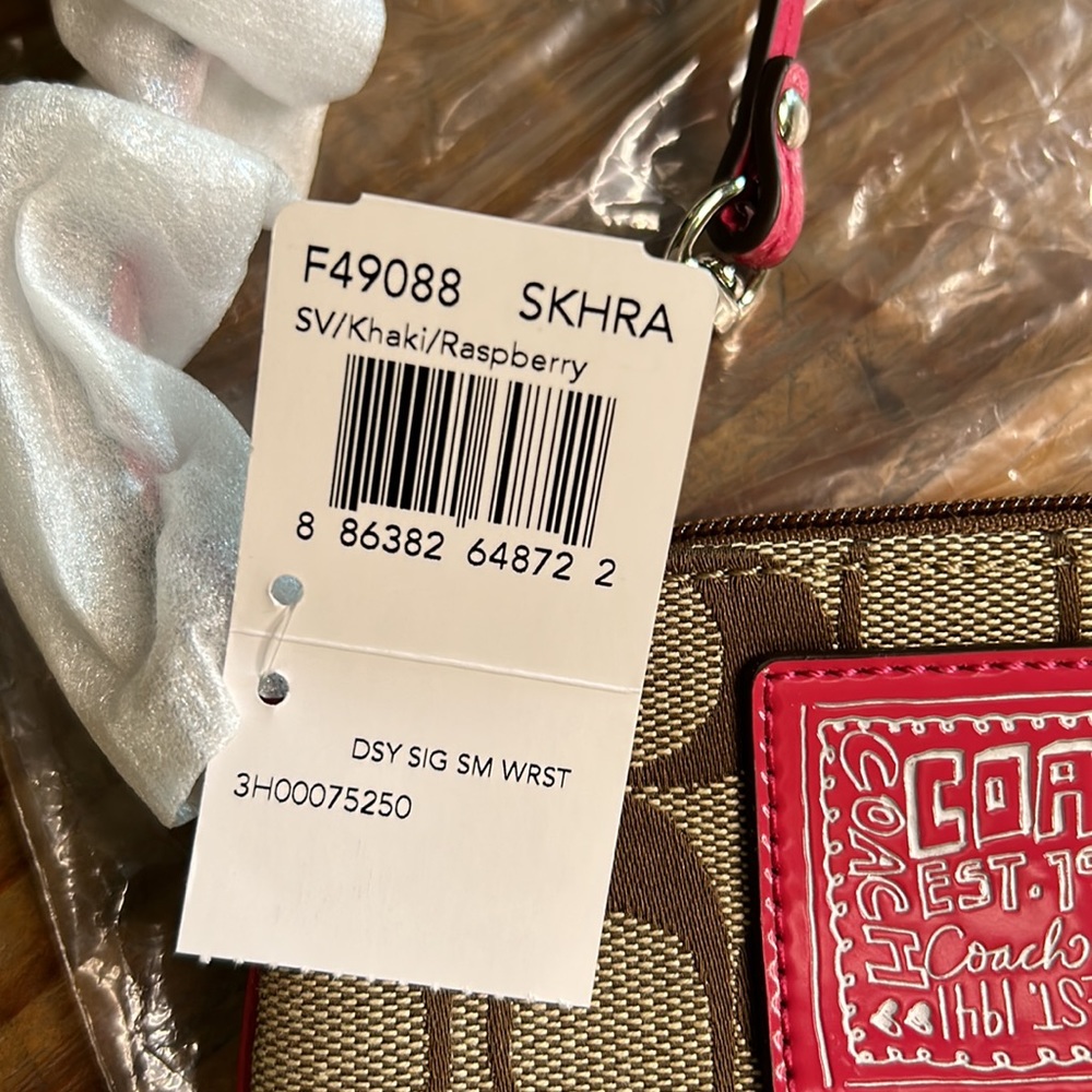 Coach signature small wristlet BNWT - Picture 5 of 10